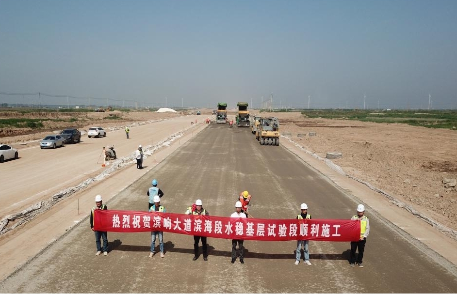 新進(jìn)展！濱響大道水穩(wěn)層開始鋪設(shè)1.jpg